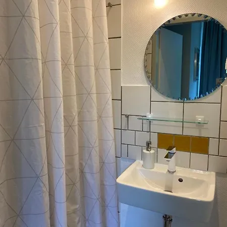 Zentrale Mit Balkon In شقة *