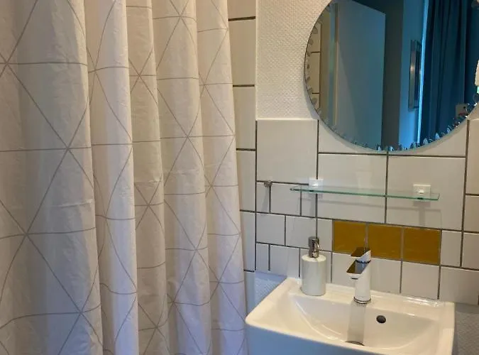 Zentrale Mit Balkon In Apartamento *